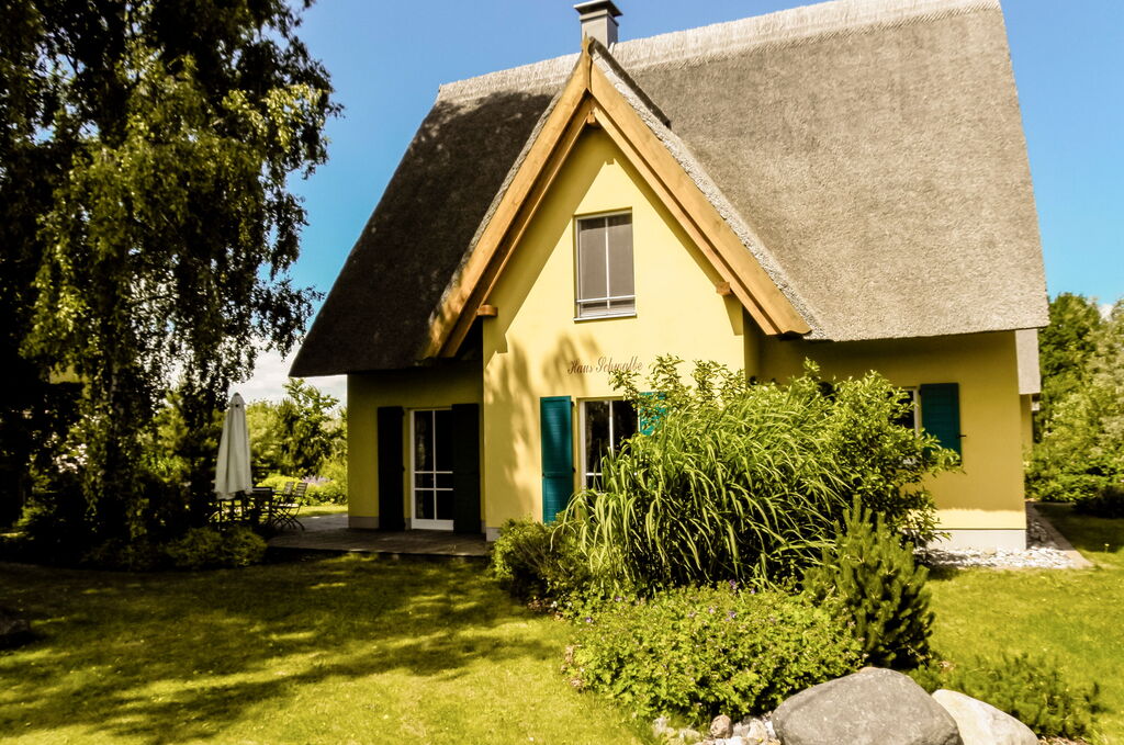 Reetdachhaus Schwalbe - Garten mit Terrasse