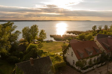 Ferienhaus Peeneblick - exklusives Traumhaus in Direktlage am Wasser mit Bootssteg und Außensauna