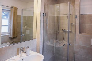 Lerchenhof Reestow Haus Kiebitz - Bad mit Dusche im Erdgeschoss