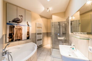 Herman`s Hof Appartement 8 - Badezimmer mit Dusche und Badewanne