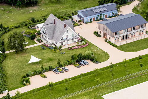 Lerchenhof Reestow Luftaufnahme - Reetdachhaus Lerche und Haus Friesen