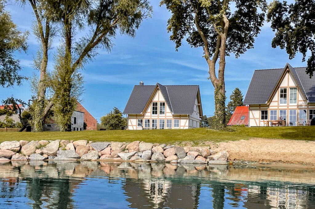 Haus Woge in malerischer Wasserlage 