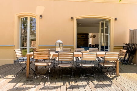Erdgeschoss: Sonnige Terrasse vor dem Gutshaus – Essen unter freiem Himmel