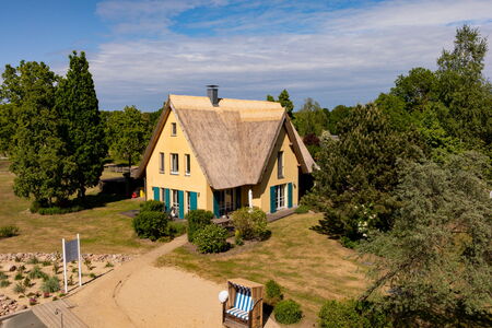 Reetdachhaus Kranich - Außenansicht und Gartenanlage