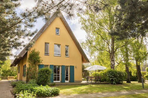 Reetdachhaus Schwalbe - Garten mit Terrasse
