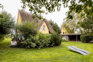 Reetdachhaus Storch - Außenansicht und Garten