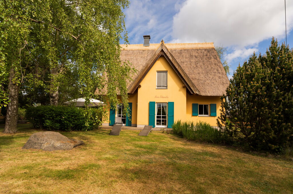 Reetdachhaus Schwalbe - Garten mit Terrasse