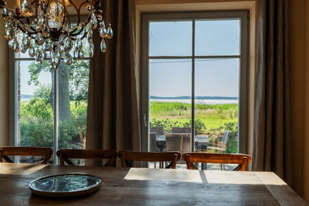Haupthaus: Esszimmer mit Seeblick und Gartenterrasse