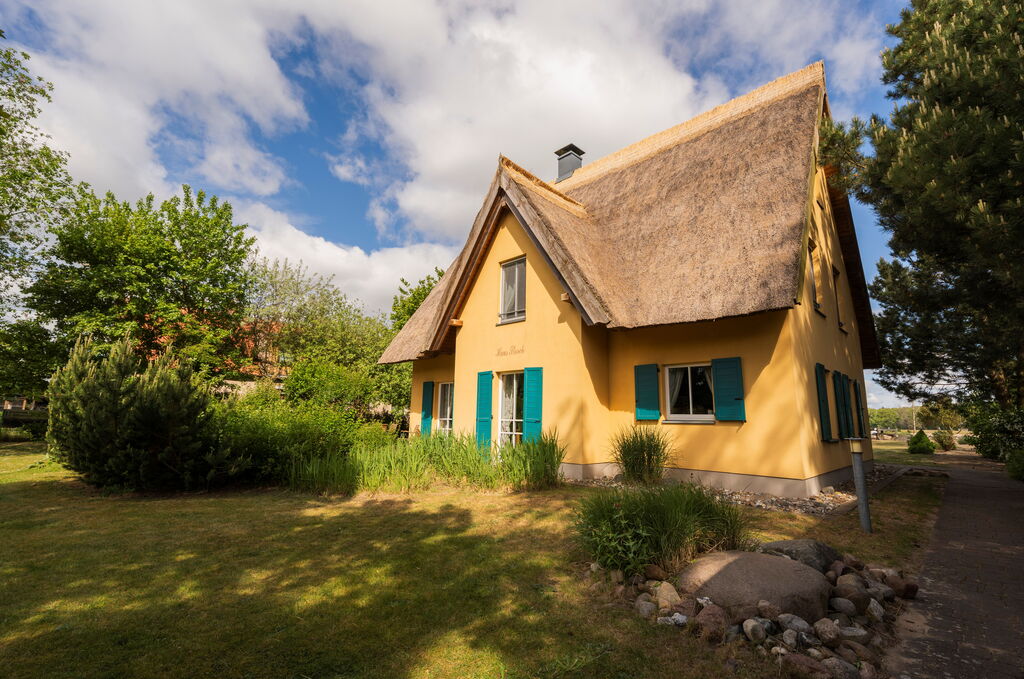Reetdachhaus Storch - Außenansicht und Garten