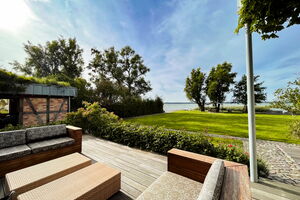 Ferienhaus Peeneblick - private Terrasse und Gartenanlage am Wasser 