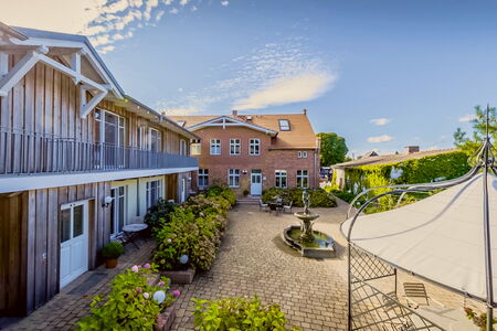 Herman`s Hof - Außenansicht und Innenhof mit Sitzplätzen